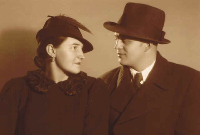 grandparents-prague-1935.jpg (424713 bytes)